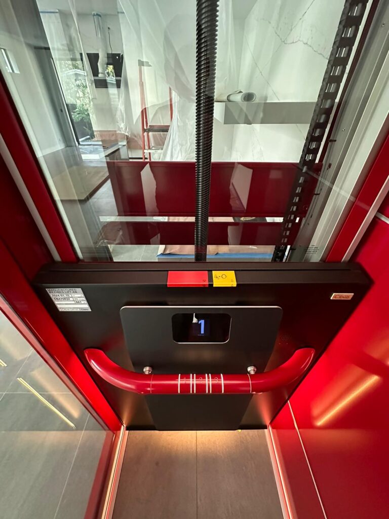 Les composants électriques et le secours Vérification des connexions, des équipements électriques, des batteries et du système de descente de secours, lorsqu’ils sont présents.